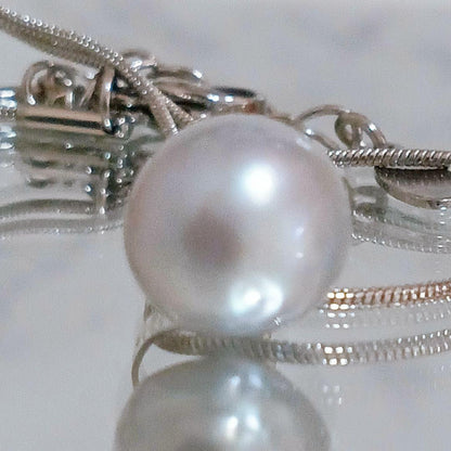 Akoya pearl necklace featuring sterling silver chain with surgical steel, 50-55 cm length, 1 mm width