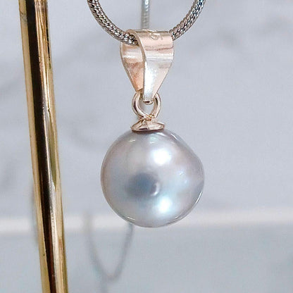 Akoya pearl necklace featuring sterling silver chain with surgical steel, 50-55 cm length, 1 mm width