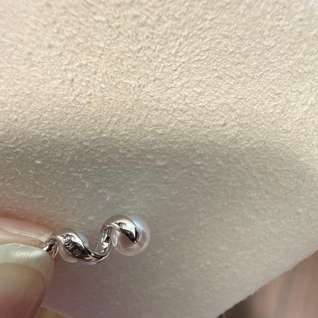 Mikimoto pearl necklace made of 18K white gold displayed on a white background