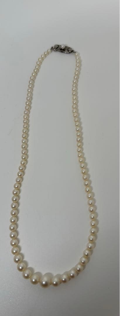 Mikimoto pearl necklace approximately 42.2 cm (16.6 inches) long with lustrous white pearls