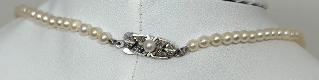 Mikimoto pearl necklace approximately 42.2 cm (16.6 inches) long with lustrous white pearls