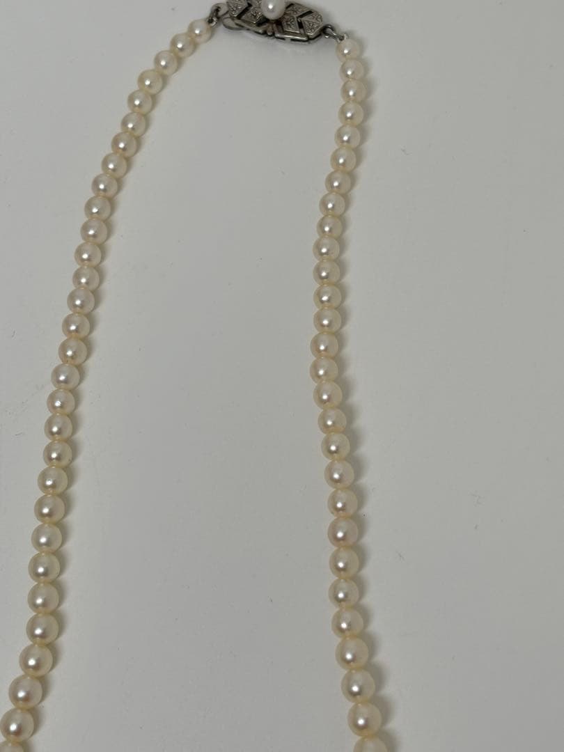 Mikimoto pearl necklace approximately 42.2 cm (16.6 inches) long with lustrous white pearls