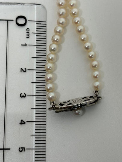Mikimoto pearl necklace approximately 42.2 cm (16.6 inches) long with lustrous white pearls