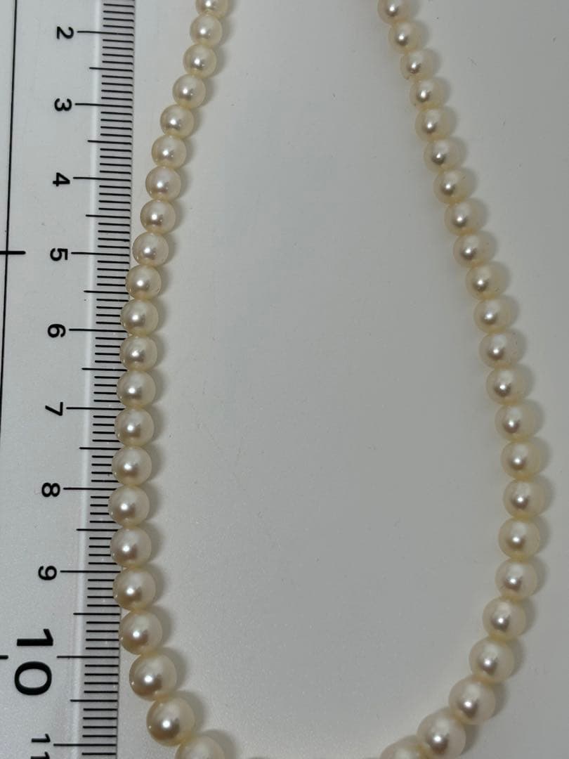 Mikimoto pearl necklace approximately 42.2 cm (16.6 inches) long with lustrous white pearls
