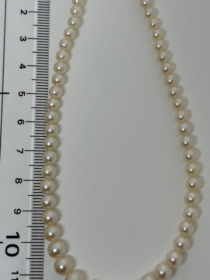 Mikimoto pearl necklace approximately 42.2 cm (16.6 inches) long with lustrous white pearls