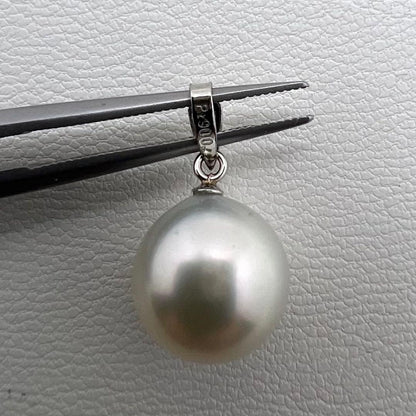 Platinum PT900 pendant top with a 9.7mm Akoya pearl and 1.2mm necklace hole