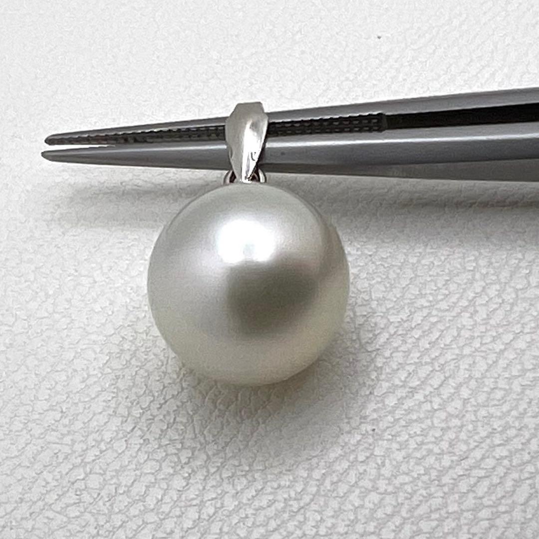 Platinum PT900 pendant top with a 9.7mm Akoya pearl and 1.2mm necklace hole