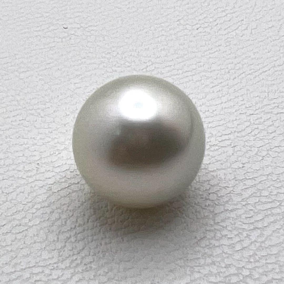 Platinum PT900 pendant top with a 9.7mm Akoya pearl and 1.2mm necklace hole