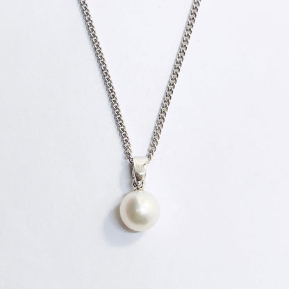 Mikimoto pearl pendant necklace with 7mm pearl on silver chain 40cm long