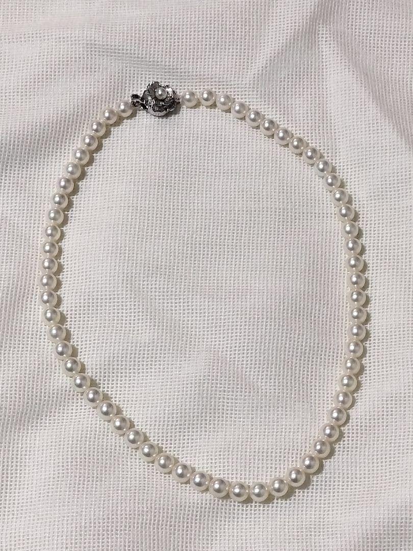 Elegant Akoya Pearl Necklace with 44 cm length featuring lustrous white pearls