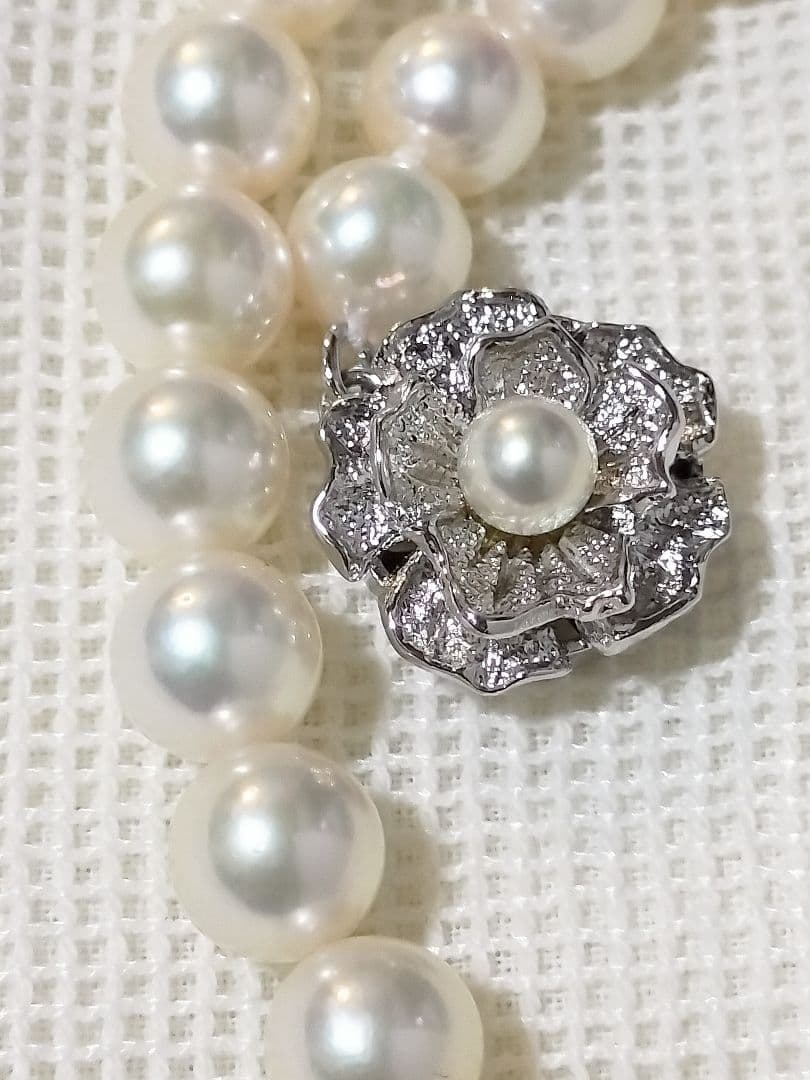 Elegant Akoya Pearl Necklace with 44 cm length featuring lustrous white pearls