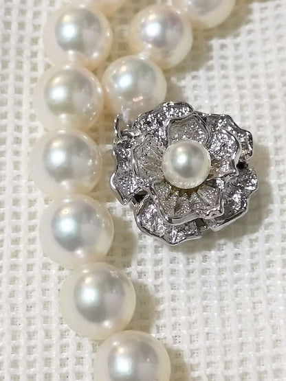 Elegant Akoya Pearl Necklace with 44 cm length featuring lustrous white pearls