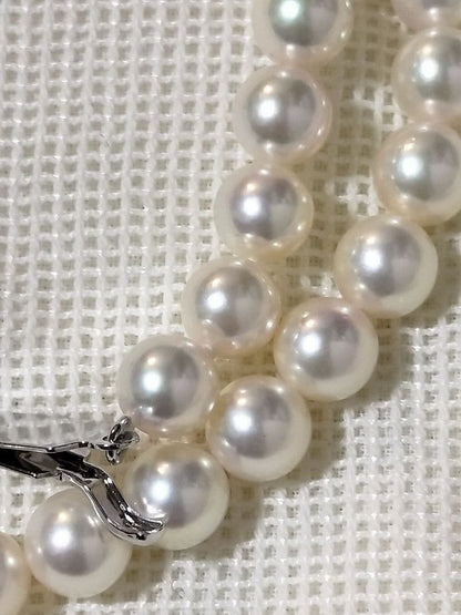 Elegant Akoya Pearl Necklace with 44 cm length featuring lustrous white pearls