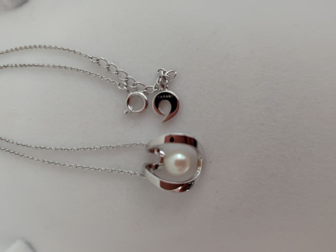 TASAKI silver pearl necklace measuring 43cm with delicate pearls and sleek silver chain