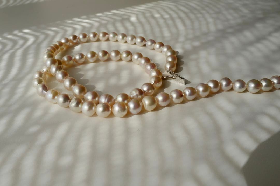 Akoya Pearl Baroque Necklace with pink 8.4-7.6mm pearls on 61cm gold and silver chain from Japan