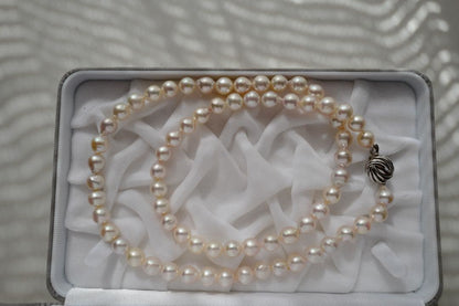 Akoya Pearl Baroque Necklace with pink 8.4-7.6mm pearls on 61cm gold and silver chain from Japan