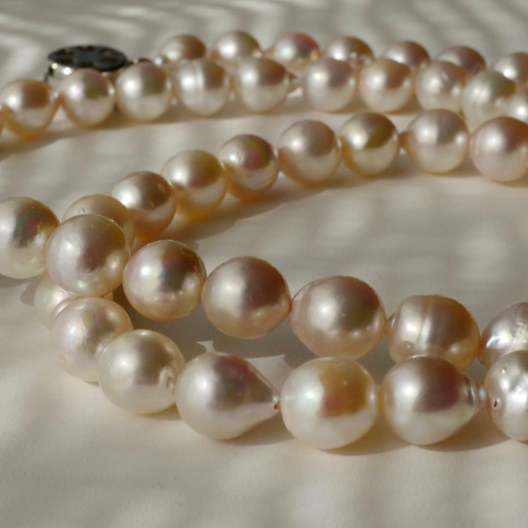 Akoya Pearl Baroque Necklace with pink 8.4-7.6mm pearls on 61cm gold and silver chain from Japan