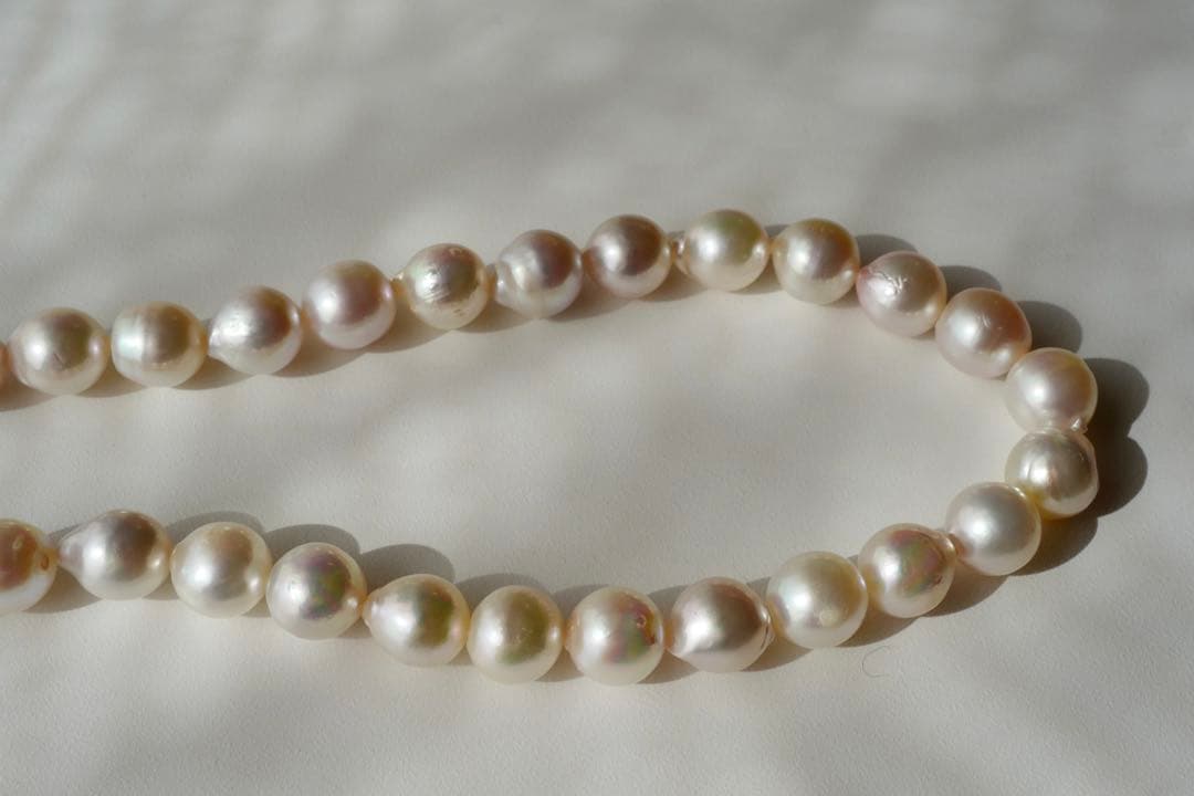 Akoya Pearl Baroque Necklace with pink 8.4-7.6mm pearls on 61cm gold and silver chain from Japan