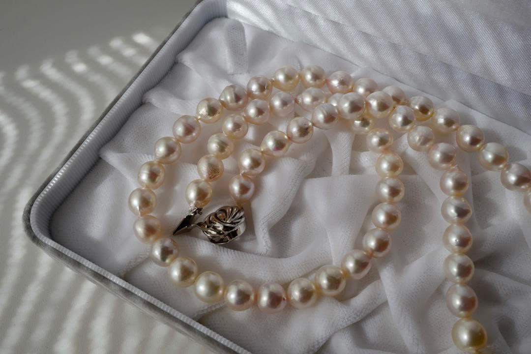 Akoya Pearl Baroque Necklace with pink 8.4-7.6mm pearls on 61cm gold and silver chain from Japan