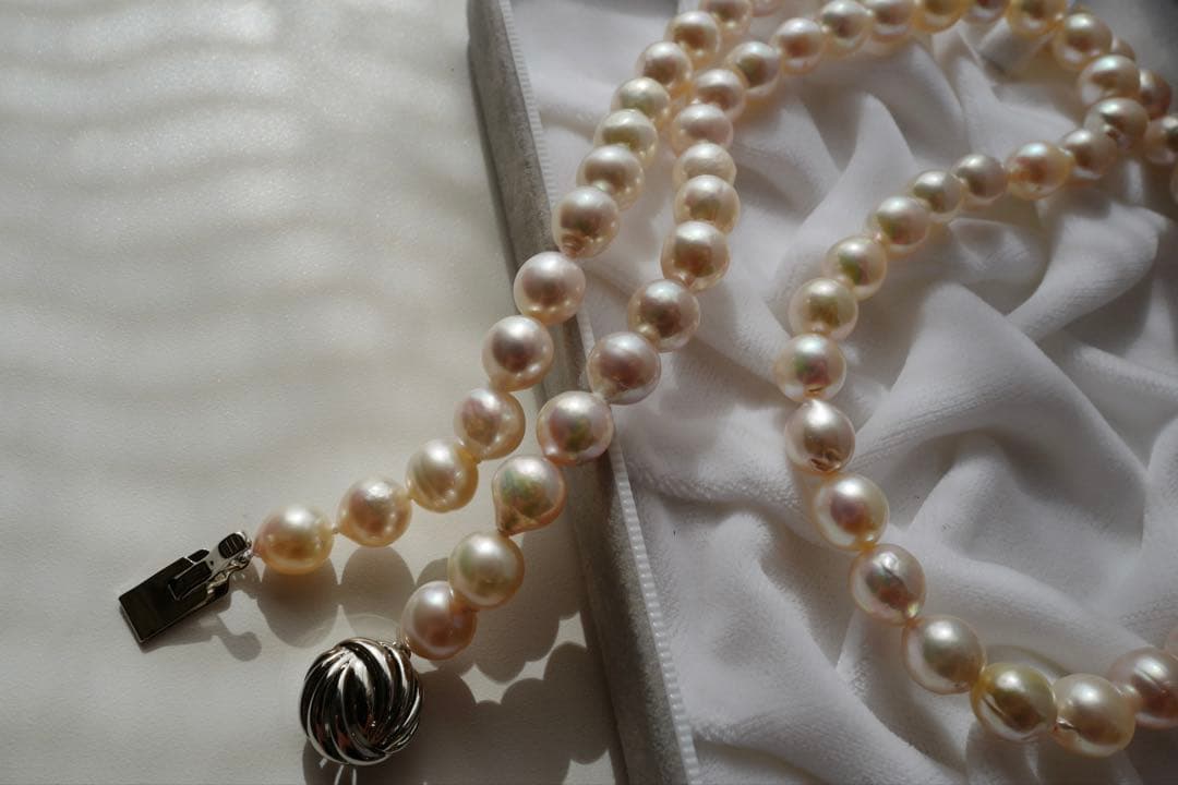 Akoya Pearl Baroque Necklace with pink 8.4-7.6mm pearls on 61cm gold and silver chain from Japan