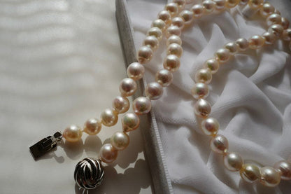 Akoya Pearl Baroque Necklace with pink 8.4-7.6mm pearls on 61cm gold and silver chain from Japan