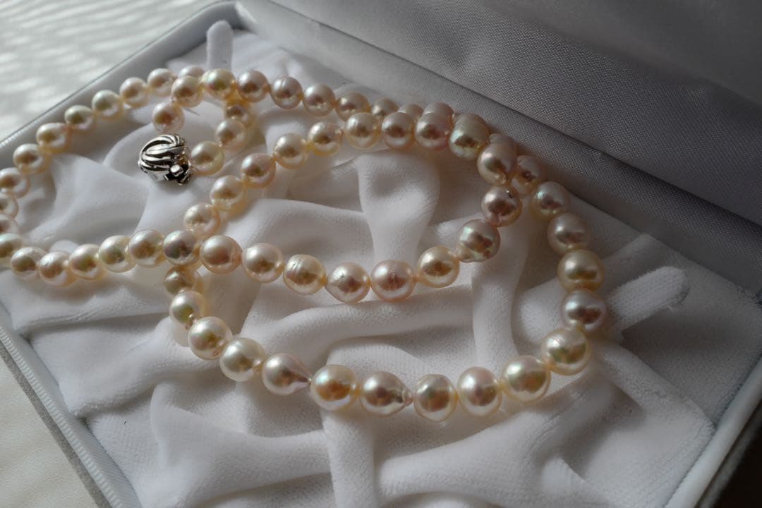 Akoya Pearl Baroque Necklace with pink 8.4-7.6mm pearls on 61cm gold and silver chain from Japan