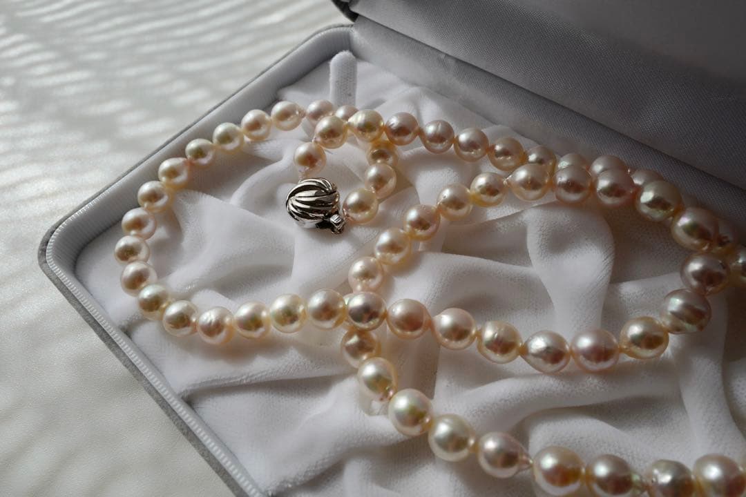 Akoya Pearl Baroque Necklace with pink 8.4-7.6mm pearls on 61cm gold and silver chain from Japan