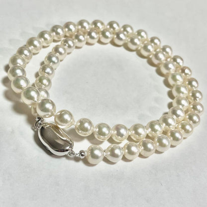 Akoya pearl necklace with 7.0-7.6mm pearls and silver stamp beans design, 46cm length