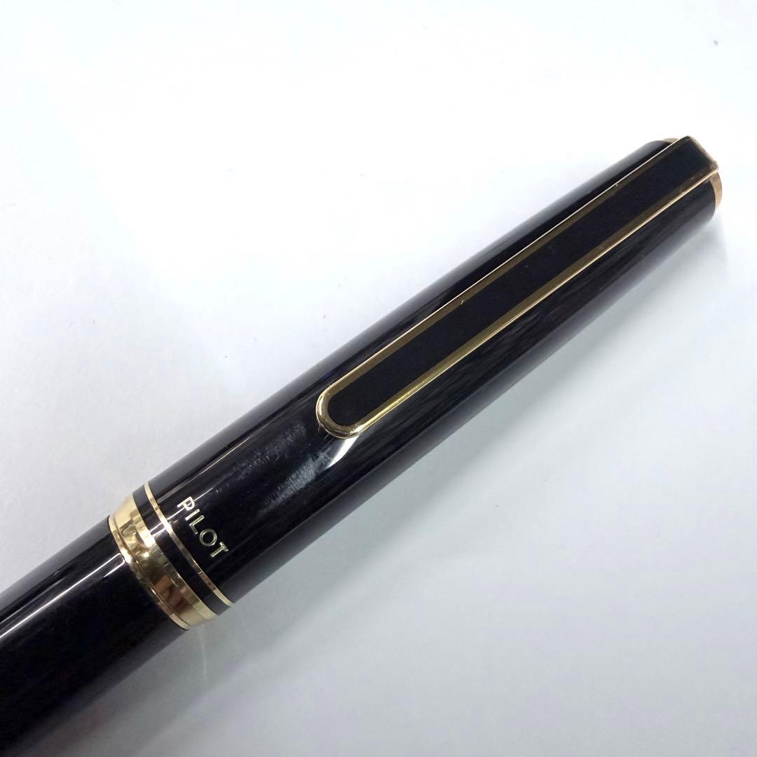 Vintage Pilot Fountain Pen with black body and gold decorative trim model SP169