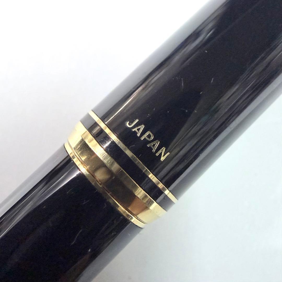 Vintage Pilot Fountain Pen with black body and gold decorative trim model SP169