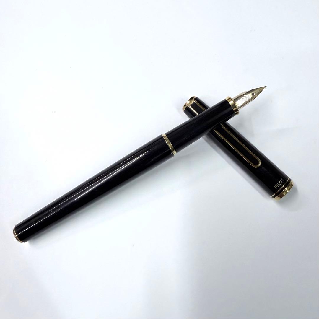 Vintage Pilot Fountain Pen with black body and gold decorative trim model SP169