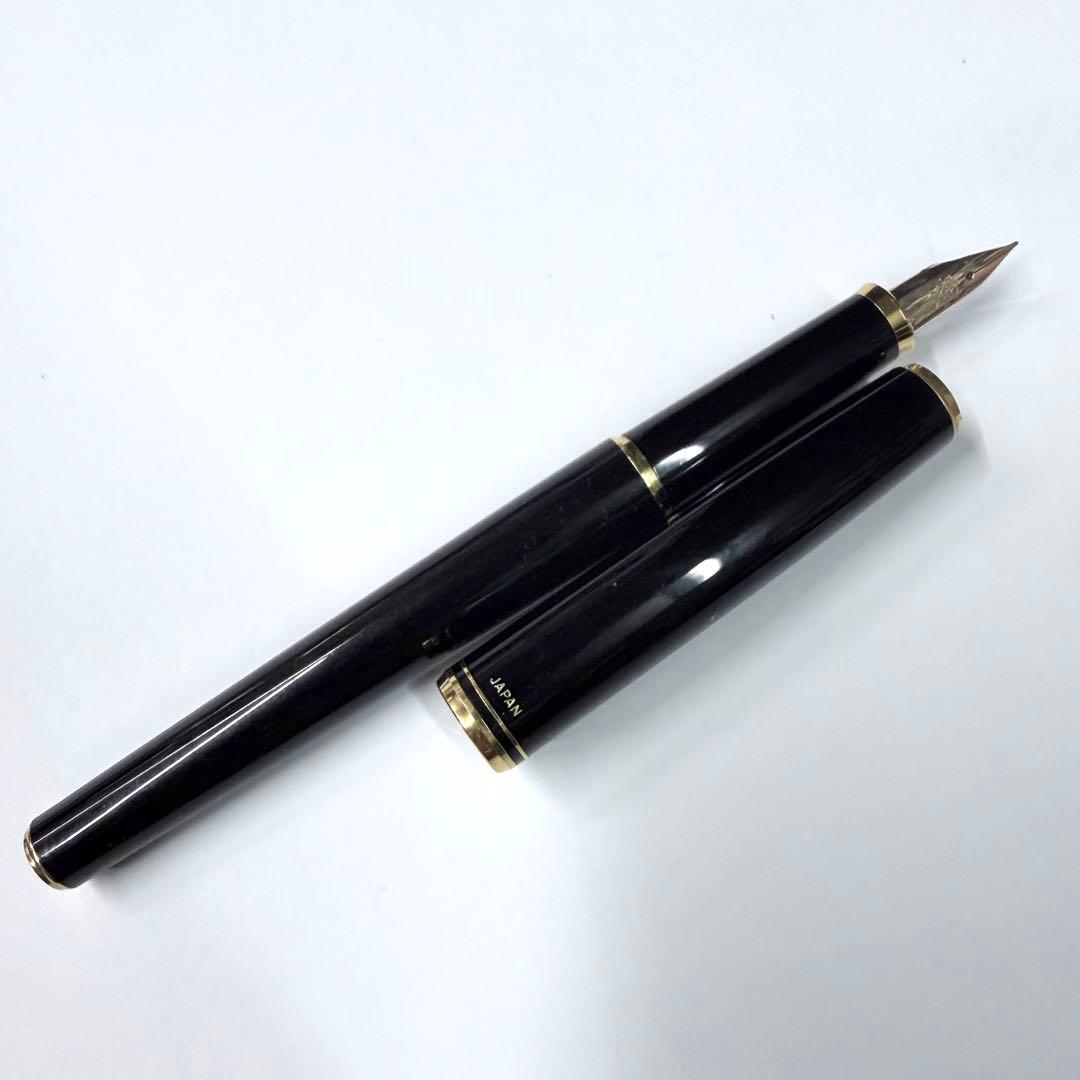 Vintage Pilot Fountain Pen with black body and gold decorative trim model SP169