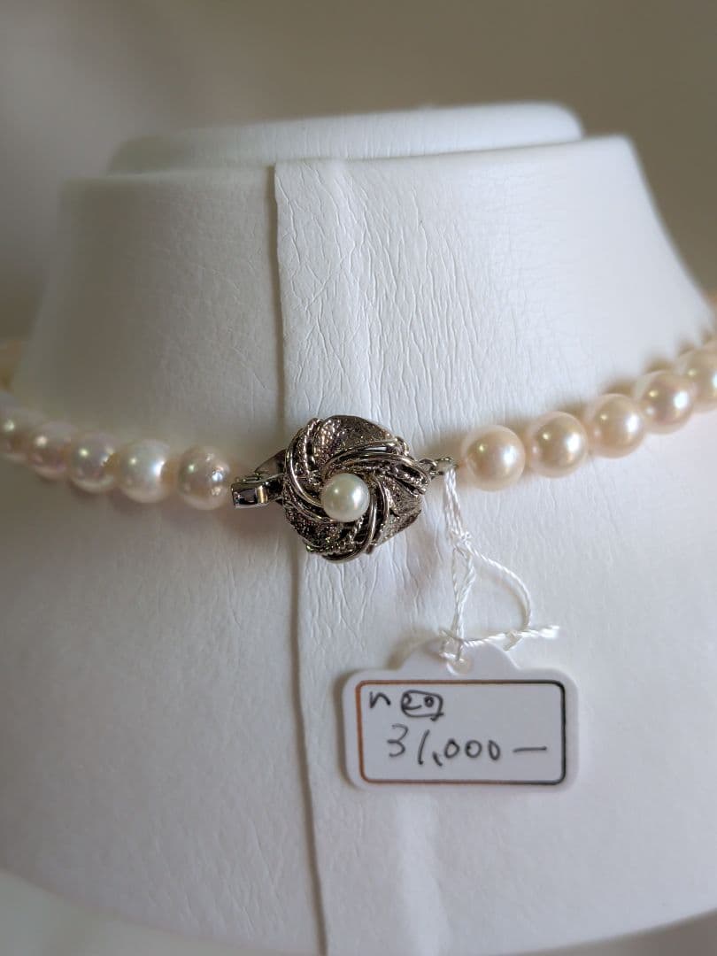Akoya genuine pearl necklace featuring 7mm white pearls and silver clasp, 41.5cm length