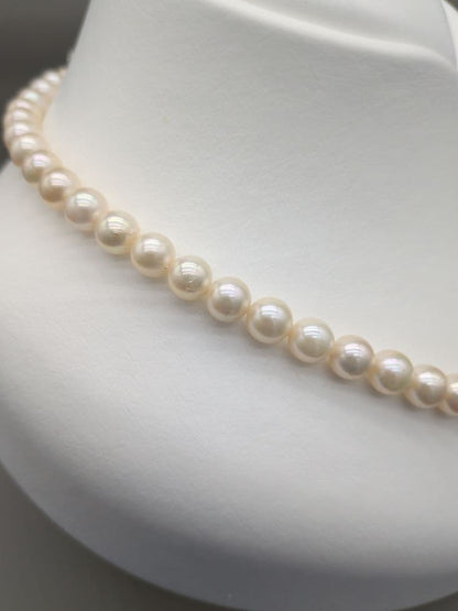 Akoya genuine pearl necklace featuring 7mm white pearls and silver clasp, 41.5cm length