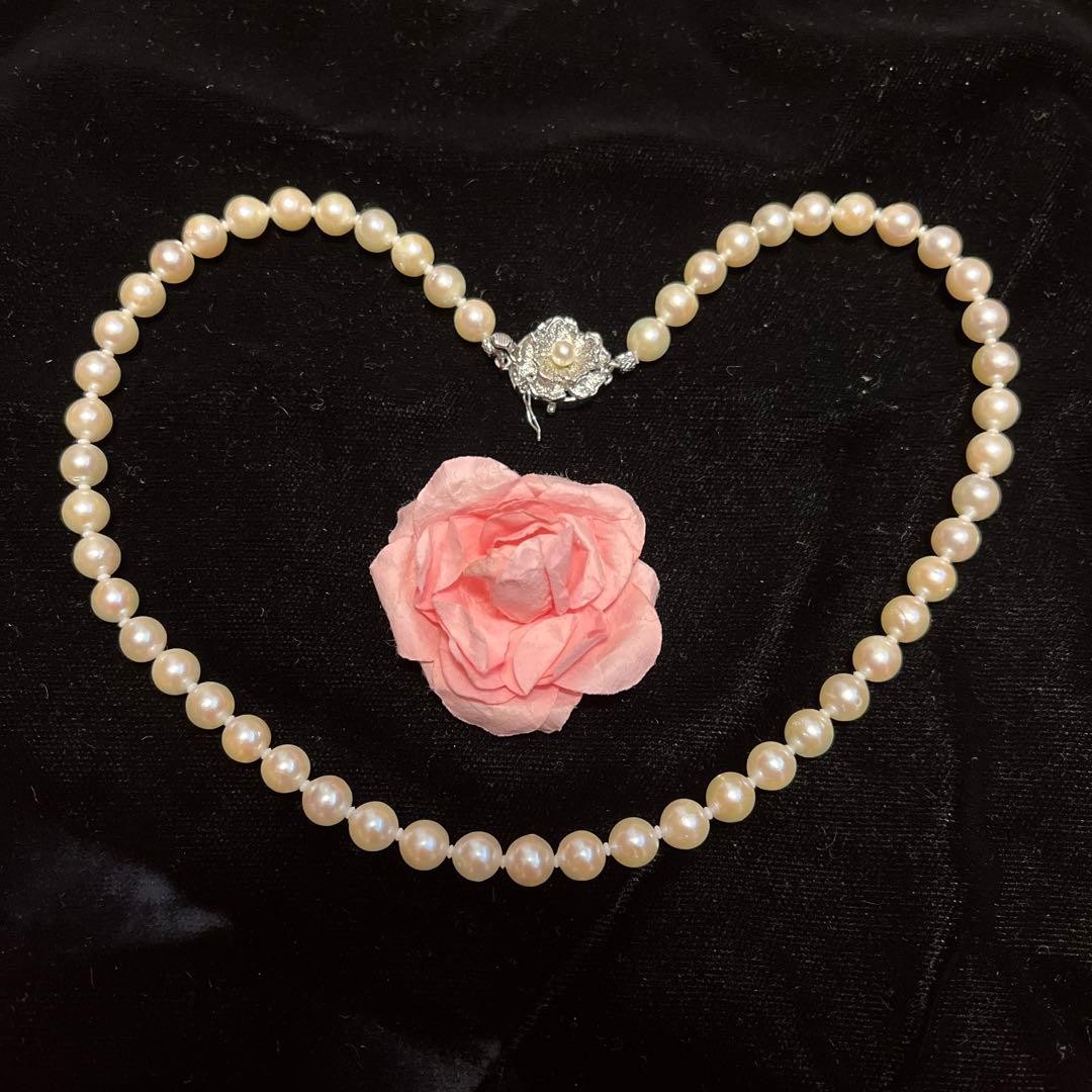 Vintage true pearl necklace featuring 4 cm length and 0.6 to 0.7 cm diameter pearls
