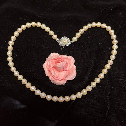 Vintage true pearl necklace featuring 4 cm length and 0.6 to 0.7 cm diameter pearls