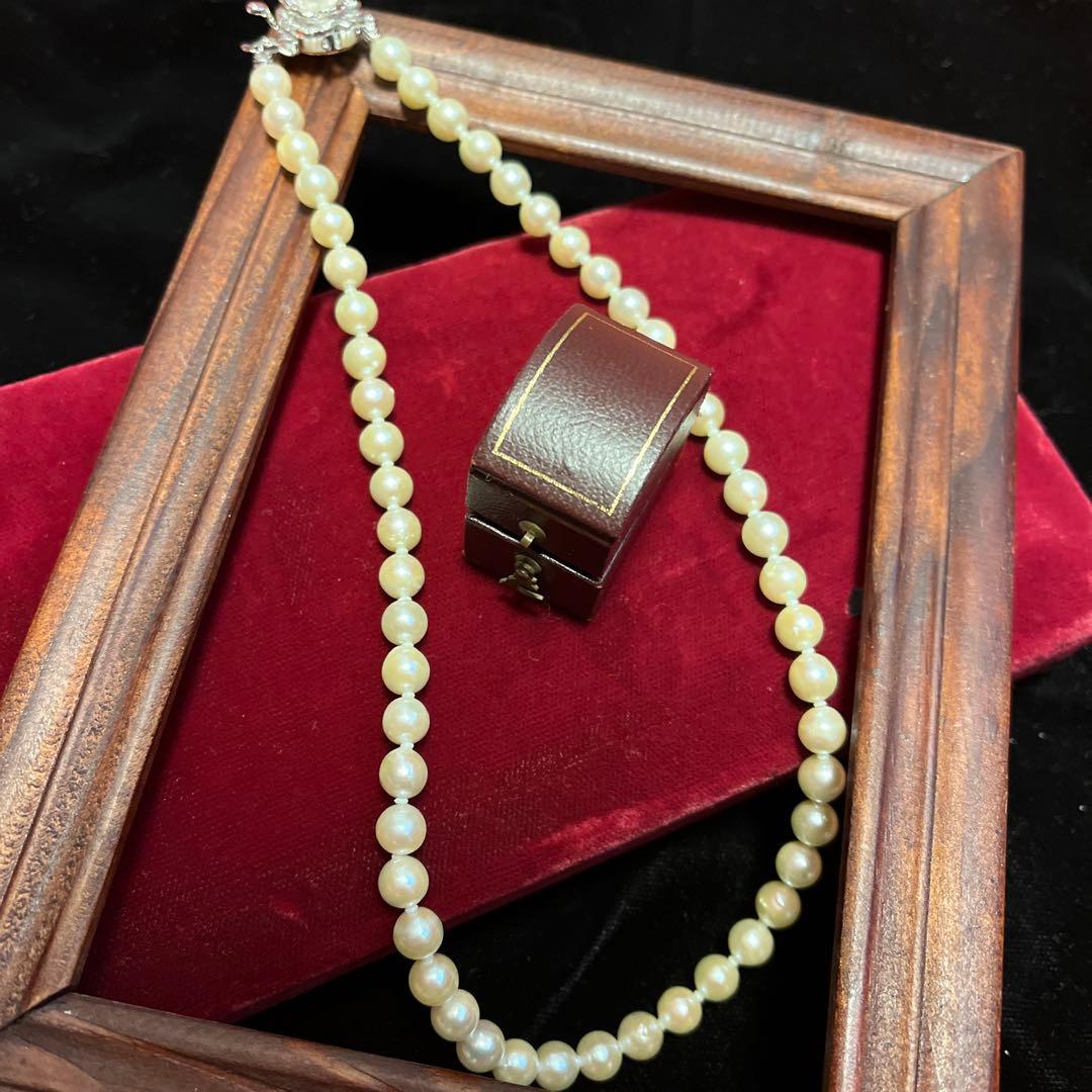 Vintage true pearl necklace featuring 4 cm length and 0.6 to 0.7 cm diameter pearls