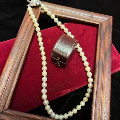 Vintage true pearl necklace featuring 4 cm length and 0.6 to 0.7 cm diameter pearls