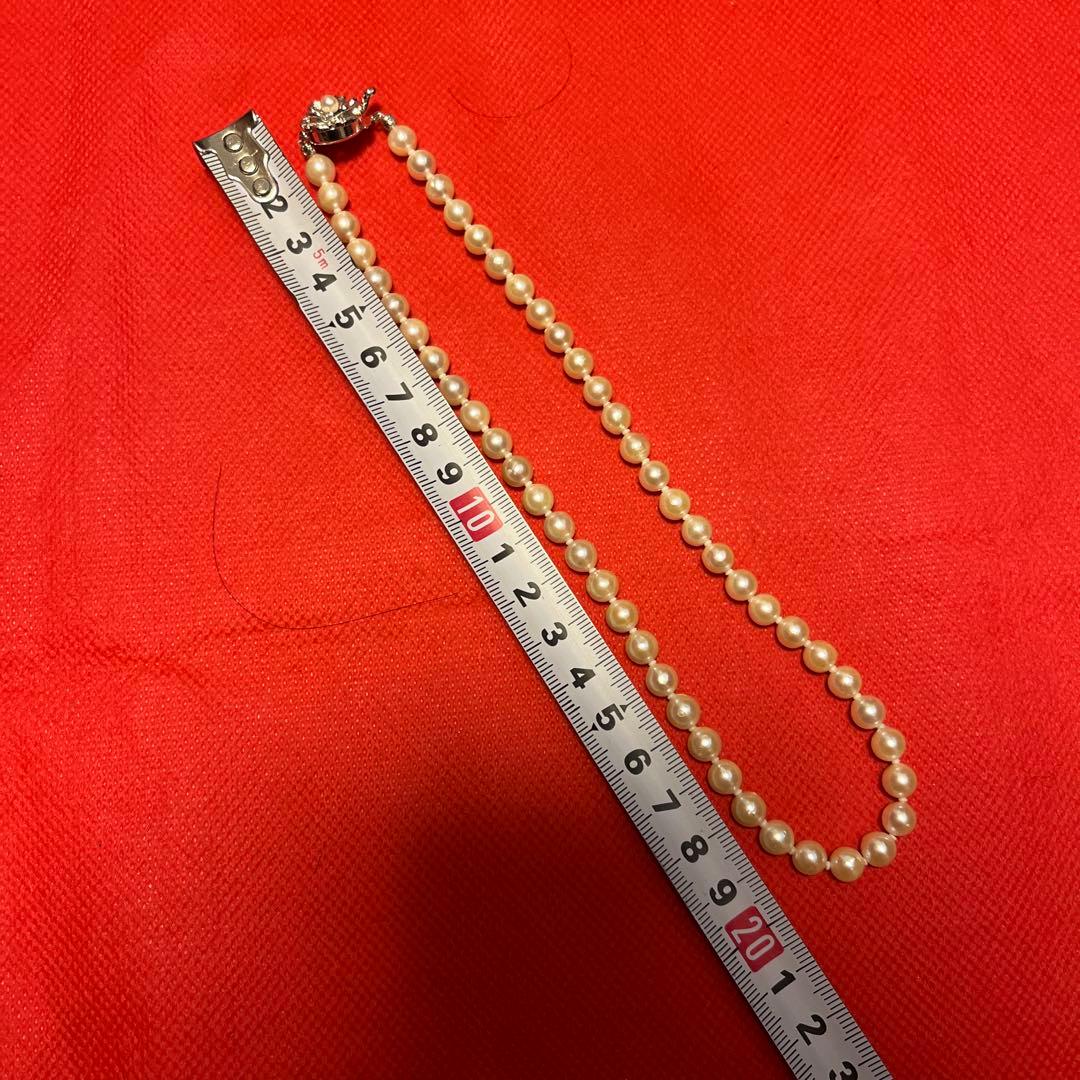 Vintage true pearl necklace featuring 4 cm length and 0.6 to 0.7 cm diameter pearls