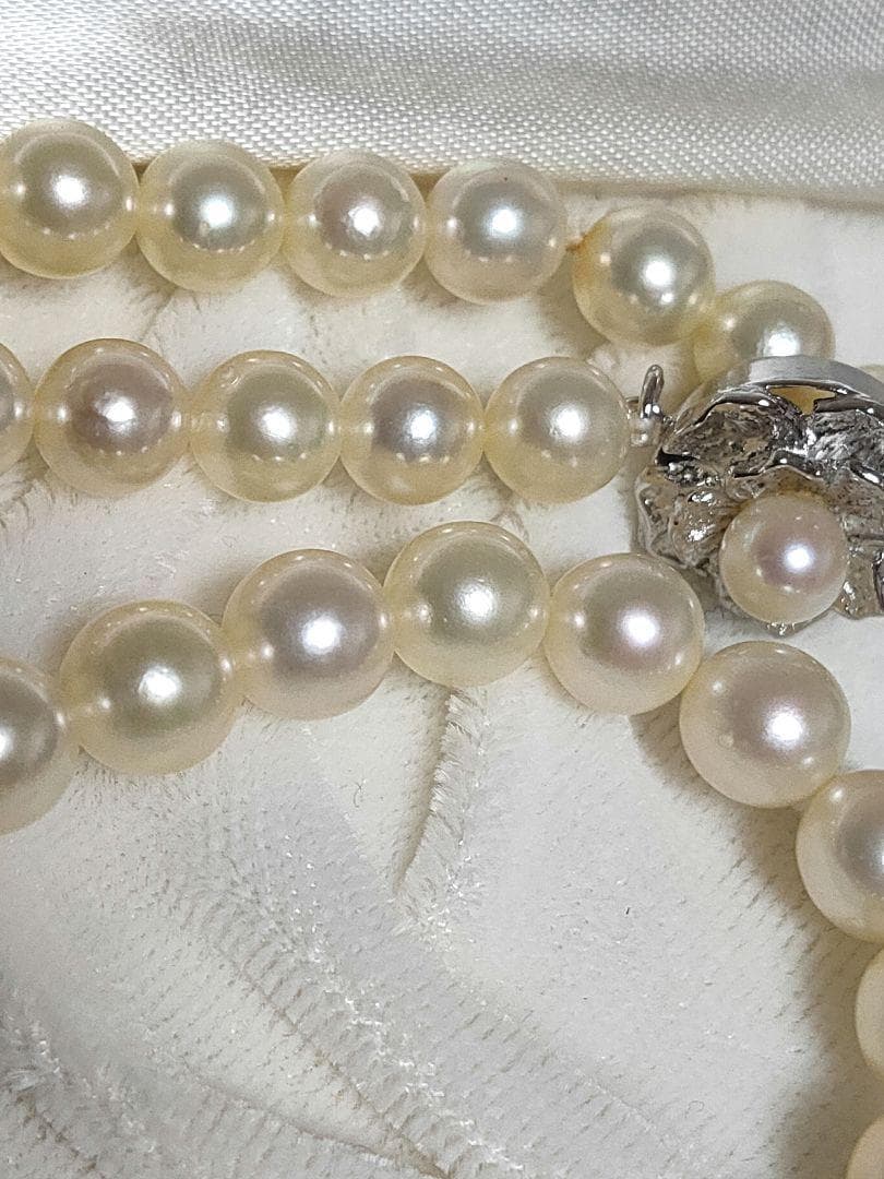 White Akoya pearl necklace with 6.8mm pearls on a 44cm silver chain