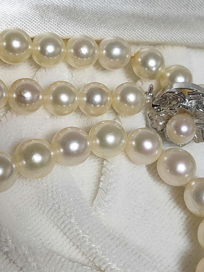 White Akoya pearl necklace with 6.8mm pearls on a 44cm silver chain