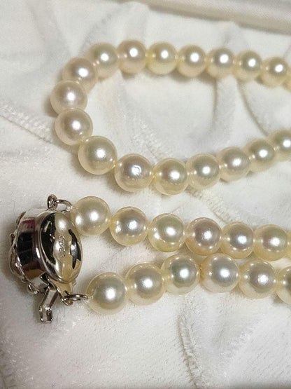 White Akoya pearl necklace with 6.8mm pearls on a 44cm silver chain