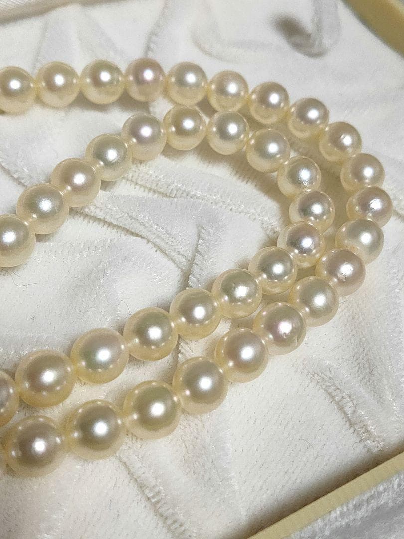 White Akoya pearl necklace with 6.8mm pearls on a 44cm silver chain