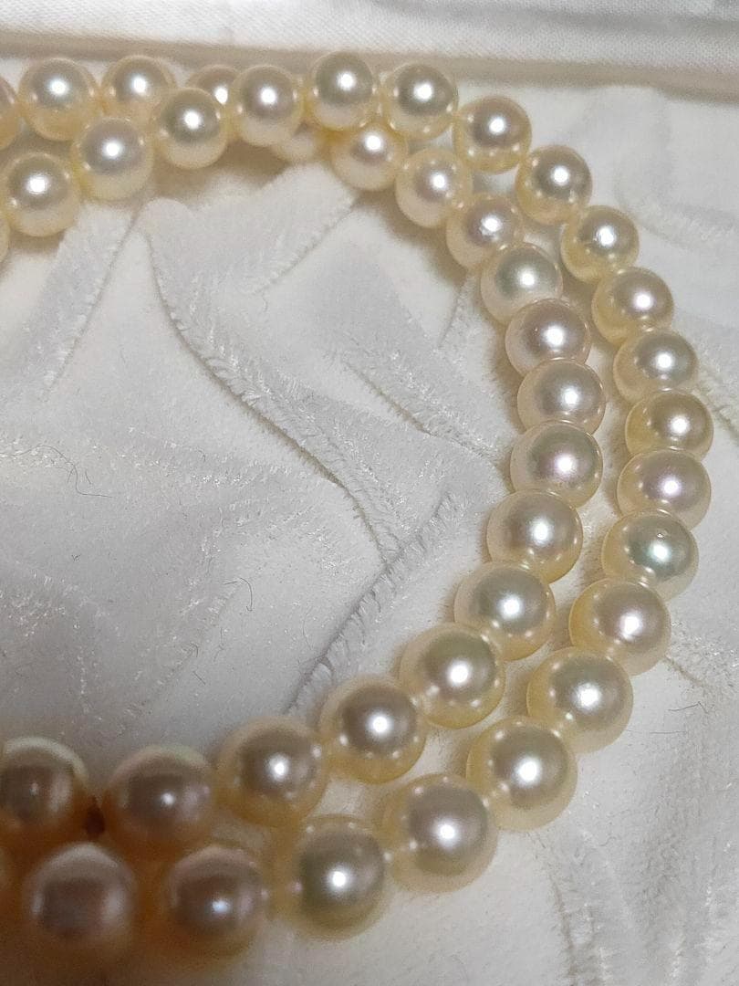 White Akoya pearl necklace with 6.8mm pearls on a 44cm silver chain
