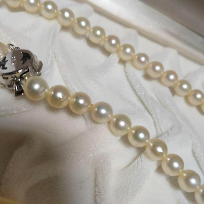 White Akoya pearl necklace with 6.8mm pearls on a 44cm silver chain