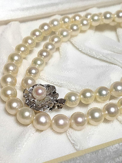 White Akoya pearl necklace with 6.8mm pearls on a 44cm silver chain