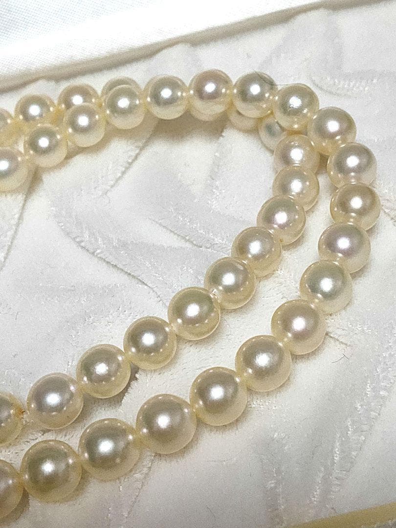 White Akoya pearl necklace with 6.8mm pearls on a 44cm silver chain
