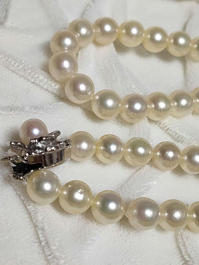 White Akoya pearl necklace with 6.8mm pearls on a 44cm silver chain