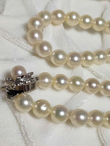 White Akoya pearl necklace with 6.8mm pearls on a 44cm silver chain