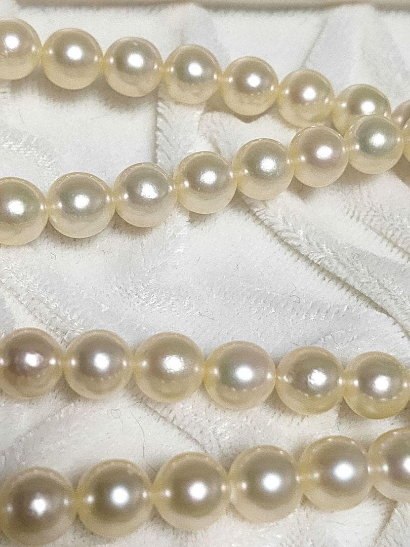 White Akoya pearl necklace with 6.8mm pearls on a 44cm silver chain